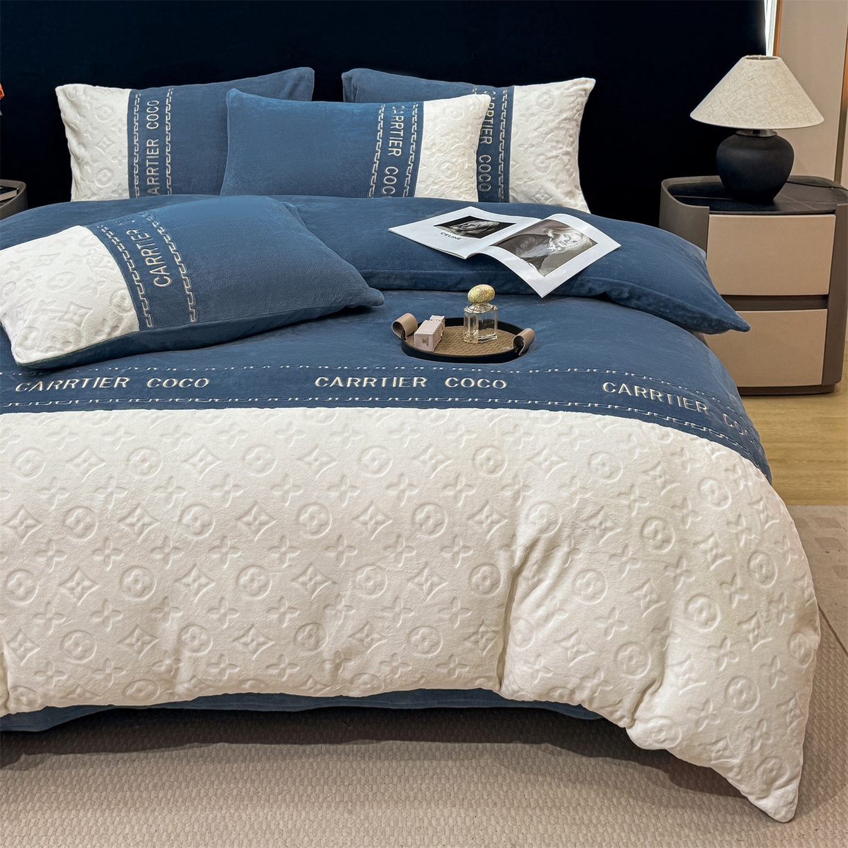 91家纺网 家纺一手货源 找家纺 灰鲸 2025新款牛奶绒拼接刺绣雕花四件套-威登 威登-宾利蓝