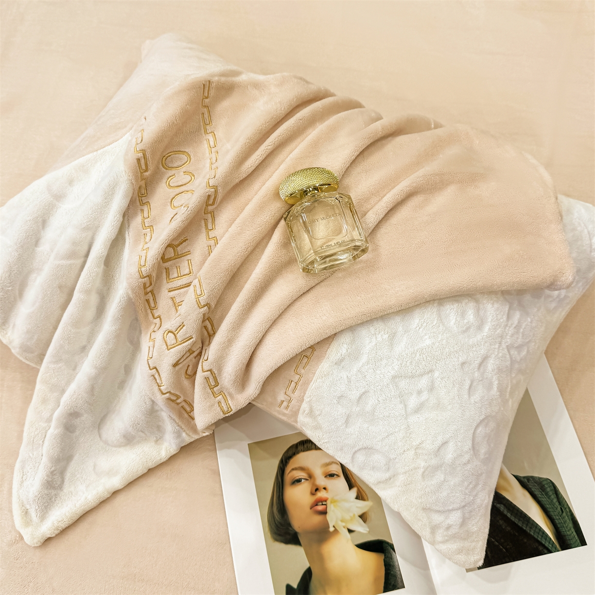 91家纺网 家纺一手货源 找家纺 （总）灰鲸 2025新款牛奶绒拼接刺绣雕花四件套-威登