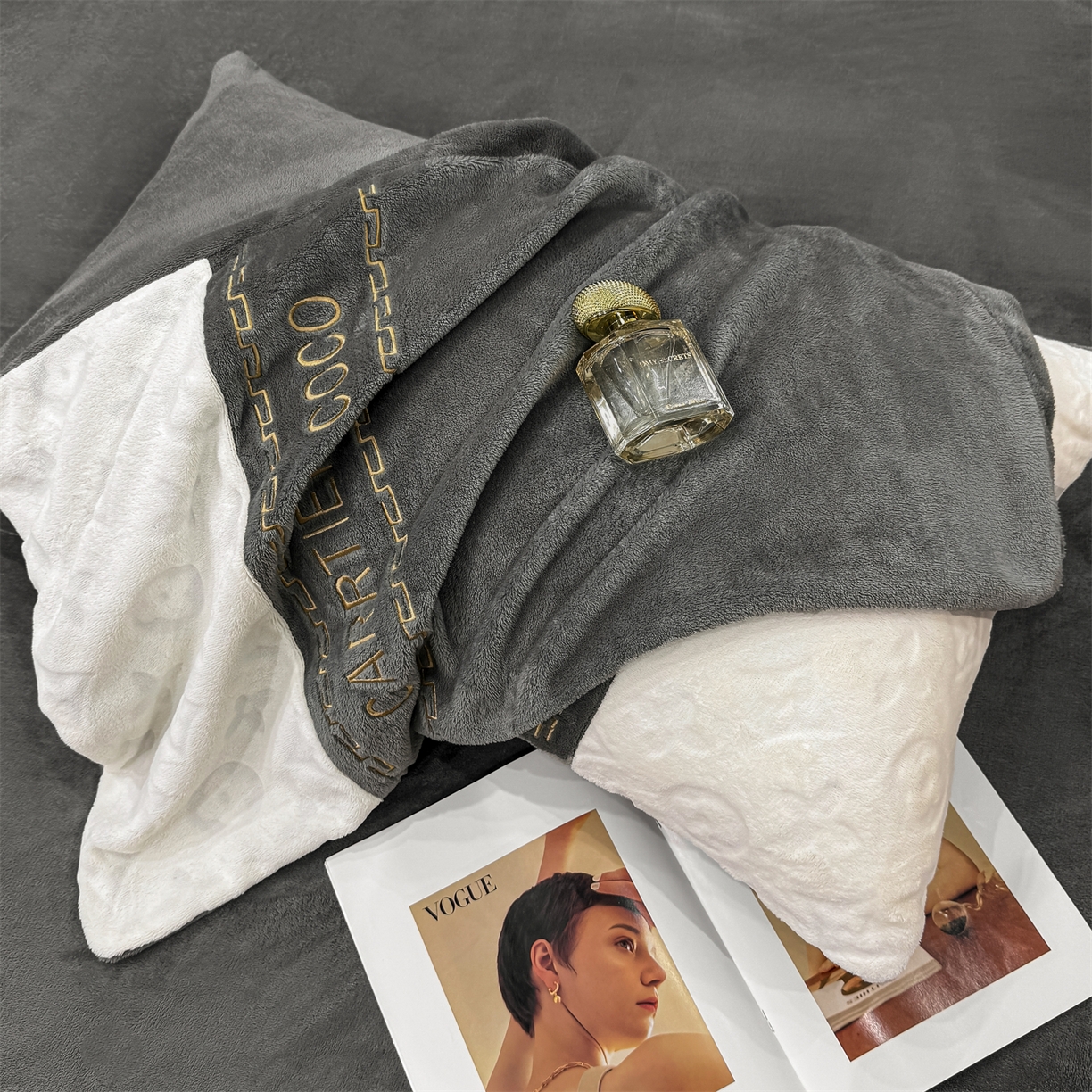 91家纺网 家纺一手货源 找家纺 灰鲸 2025新款牛奶绒拼接刺绣雕花四件套-威登 威登-绅士灰