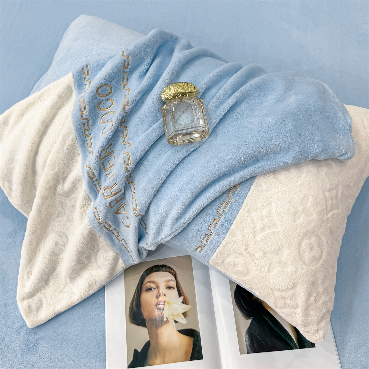 91家纺网 家纺一手货源 找家纺 灰鲸 2025新款牛奶绒拼接刺绣雕花四件套-威登 威登-繁星蓝