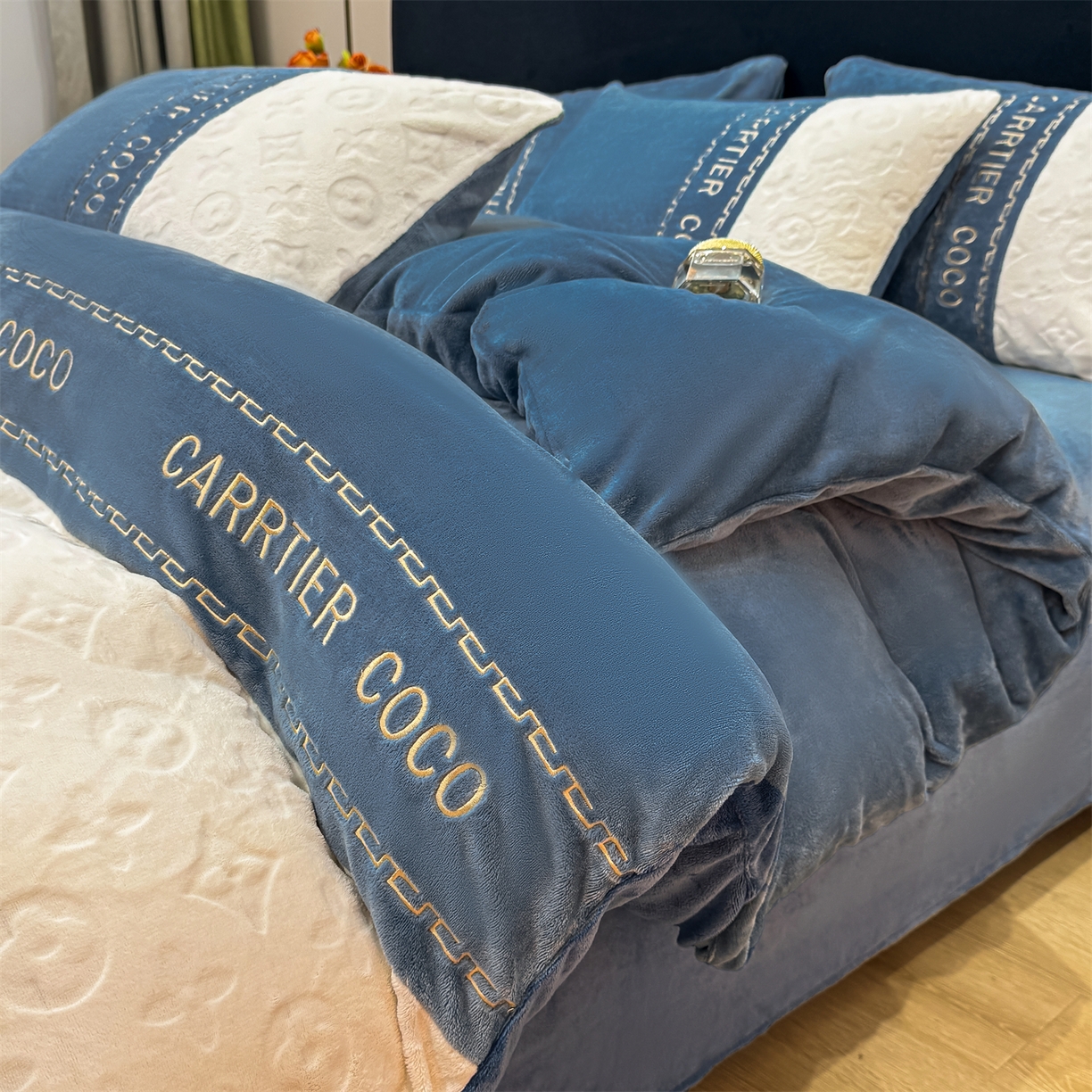 91家纺网 家纺一手货源 找家纺 灰鲸 2025新款牛奶绒拼接刺绣雕花四件套-威登 威登-宾利蓝