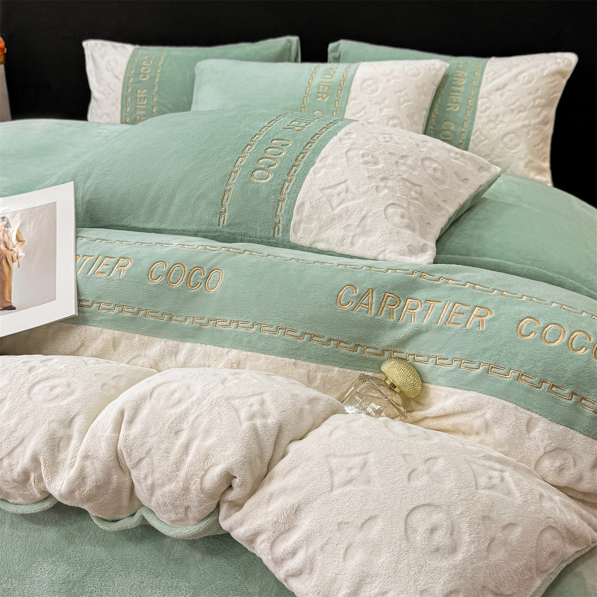 91家纺网 家纺一手货源 找家纺 灰鲸 2025新款牛奶绒拼接刺绣雕花四件套-威登 威登-抹茶绿