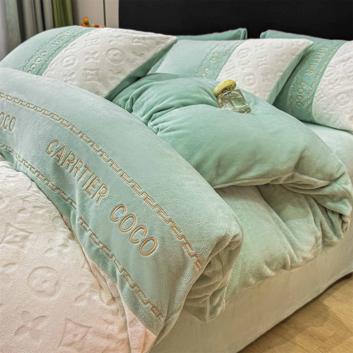 91家纺网 家纺一手货源 找家纺 灰鲸 2025新款牛奶绒拼接刺绣雕花四件套-威登 威登-抹茶绿