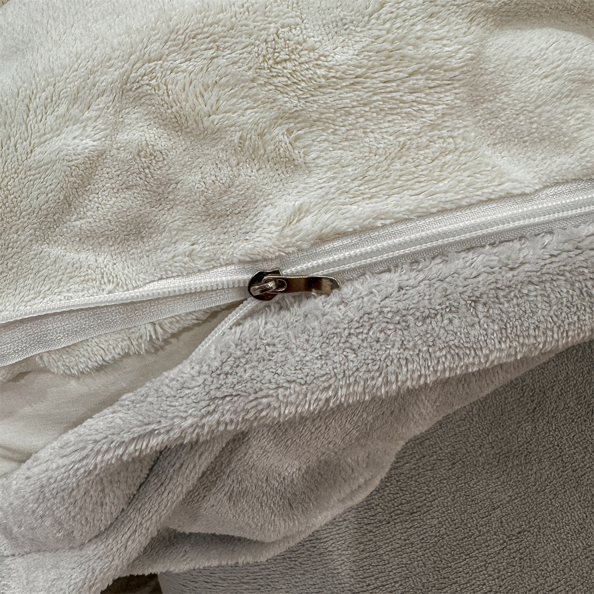 91家纺网 家纺一手货源 找家纺 灰鲸 2025新款牛奶绒拼接刺绣雕花四件套-威登 威登-纳多灰