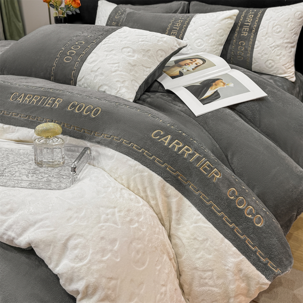 91家纺网 家纺一手货源 找家纺 灰鲸 2025新款牛奶绒拼接刺绣雕花四件套-威登 威登-绅士灰