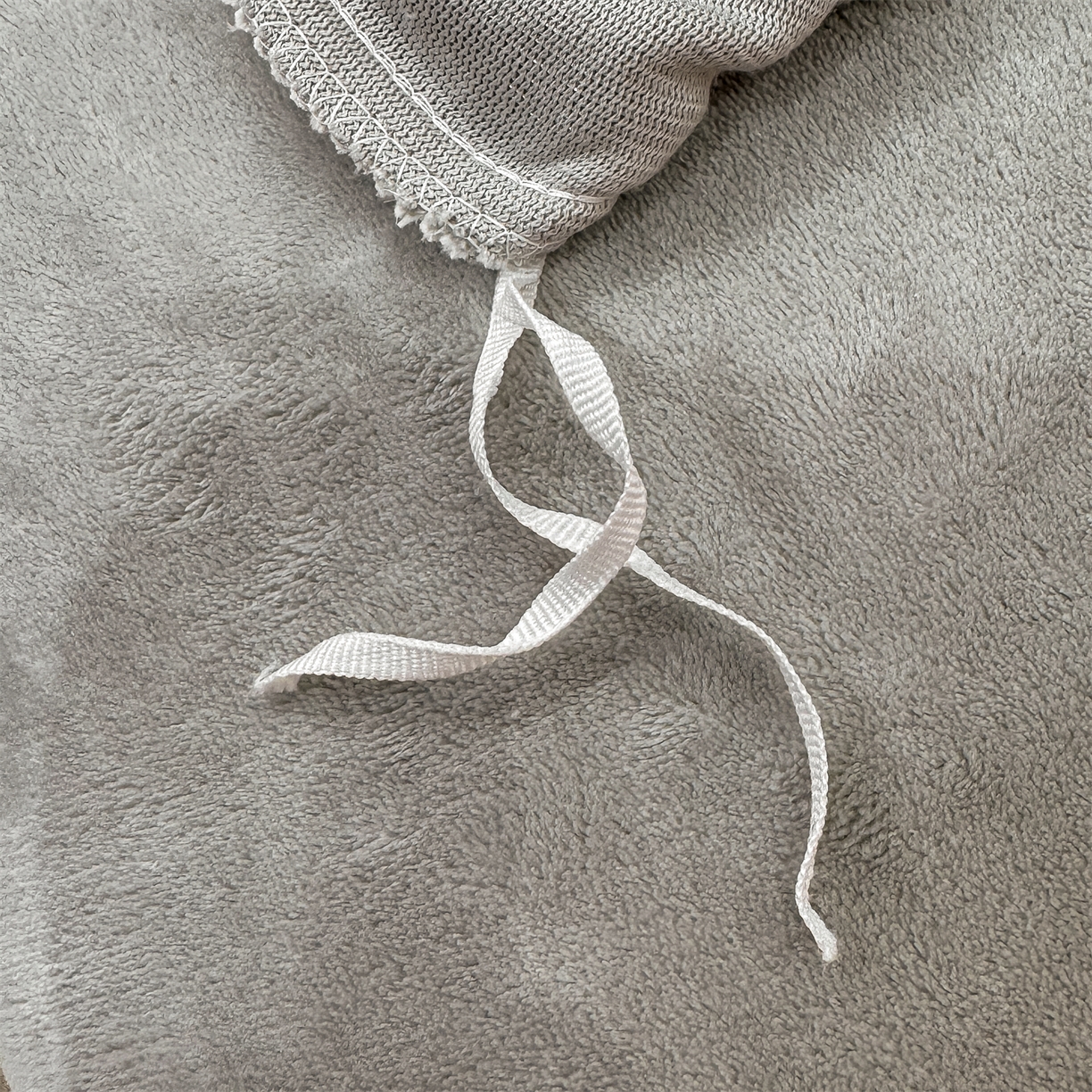 91家纺网 家纺一手货源 找家纺 灰鲸 2025新款牛奶绒拼接刺绣雕花四件套-威登 威登-纳多灰