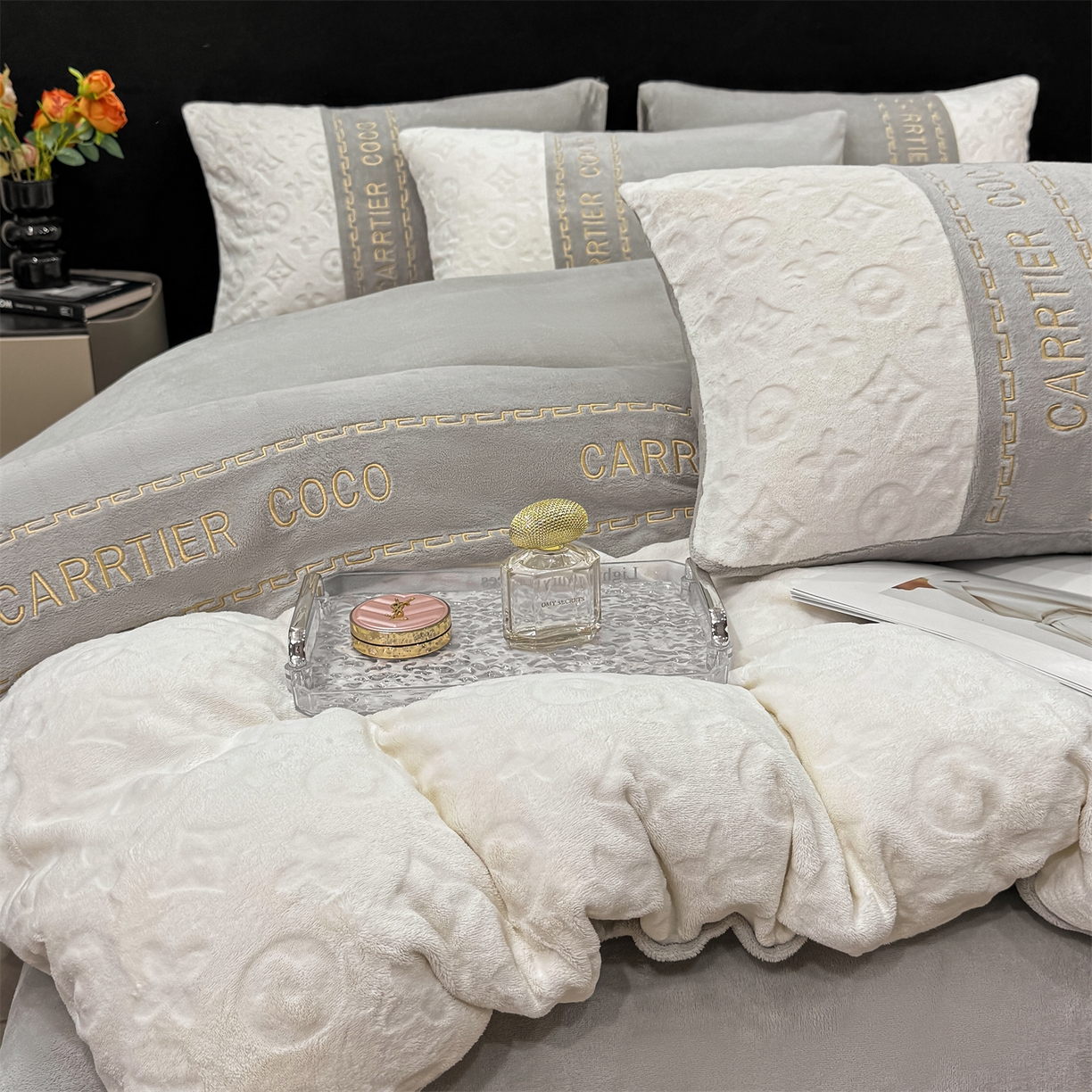 91家纺网 家纺一手货源 找家纺 灰鲸 2025新款牛奶绒拼接刺绣雕花四件套-威登 威登-纳多灰