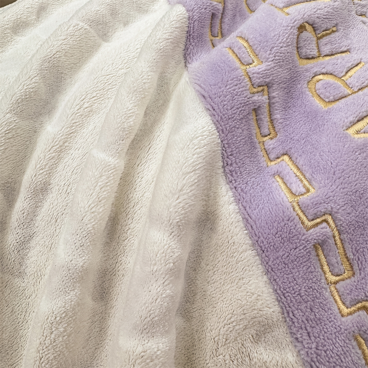 91家纺网 家纺一手货源 找家纺 灰鲸 2025新款牛奶绒拼接刺绣雕花四件套-威登 威登-风铃紫