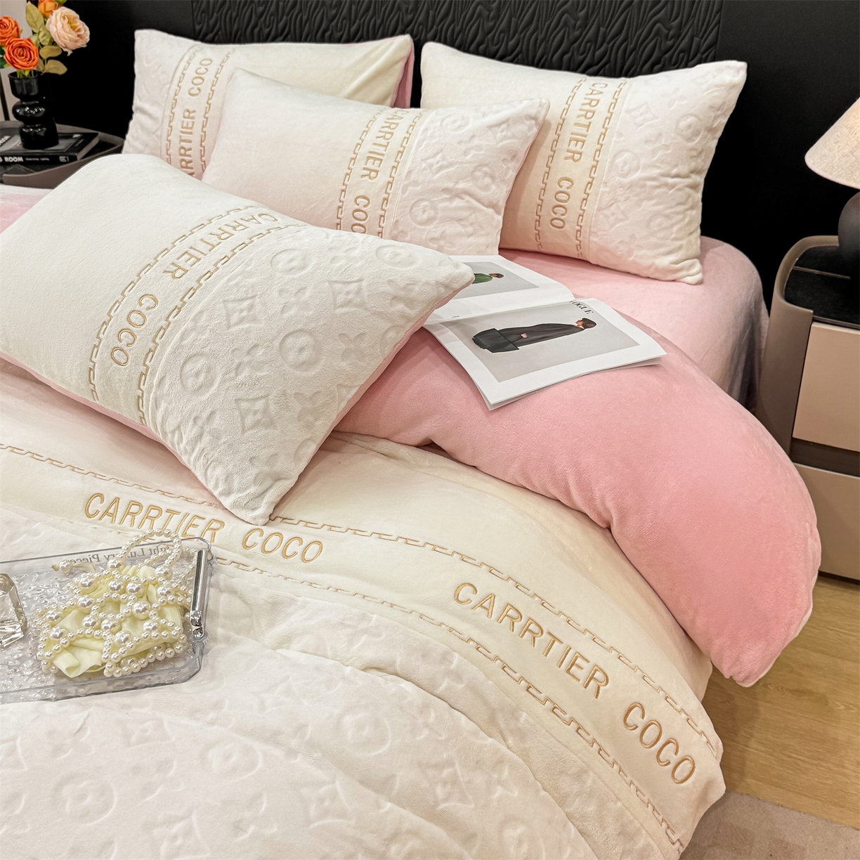 91家纺网 家纺一手货源 找家纺 灰鲸 2025新款牛奶绒拼接刺绣雕花四件套-威登 威登-奶昔白+可可粉