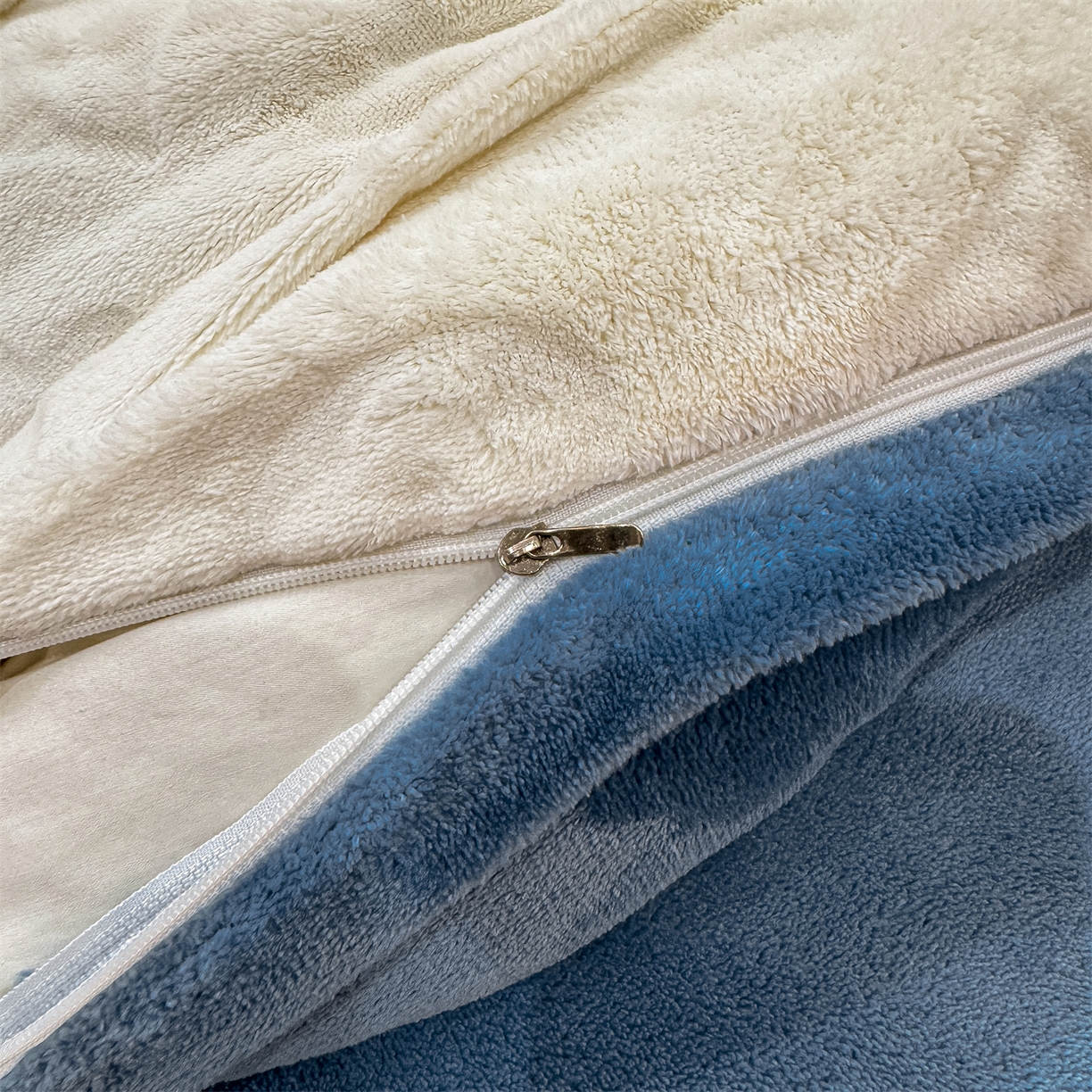 91家纺网 家纺一手货源 找家纺 灰鲸 2025新款牛奶绒拼接刺绣雕花四件套-威登 威登-宾利蓝