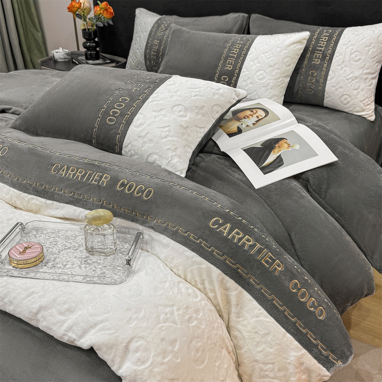 91家纺网 家纺一手货源 找家纺 灰鲸 2025新款牛奶绒拼接刺绣雕花四件套-威登 威登-绅士灰