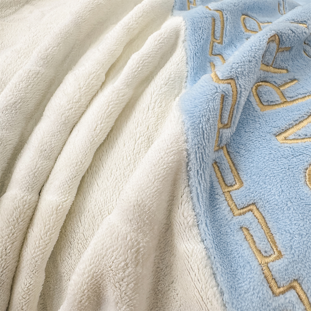 91家纺网 家纺一手货源 找家纺 灰鲸 2025新款牛奶绒拼接刺绣雕花四件套-威登 威登-繁星蓝