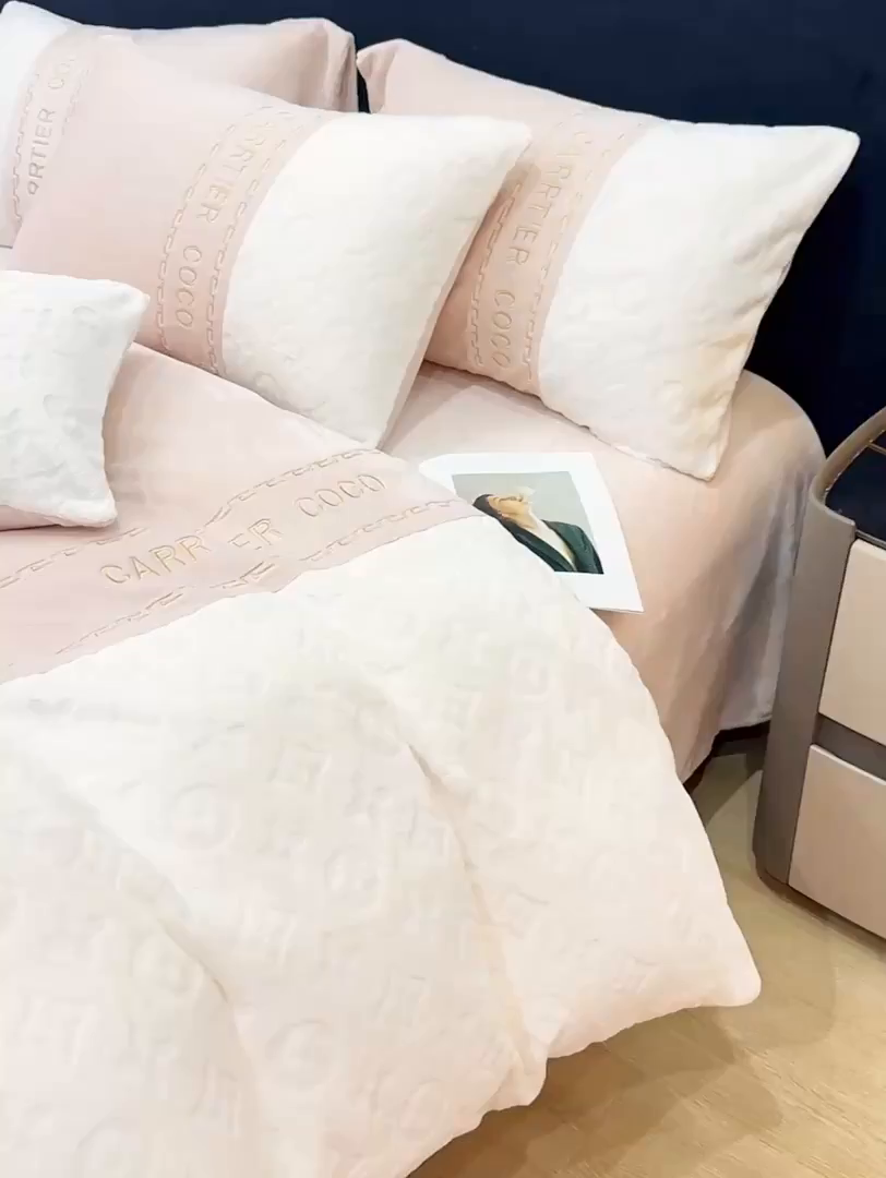 91家纺网 家纺一手货源 找家纺 灰鲸 2025新款牛奶绒拼接刺绣雕花四件套-威登 威登-香槟