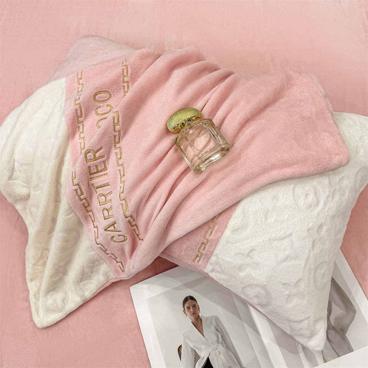 91家纺网 家纺一手货源 找家纺 灰鲸 2025新款牛奶绒拼接刺绣雕花四件套-威登 威登-可可粉