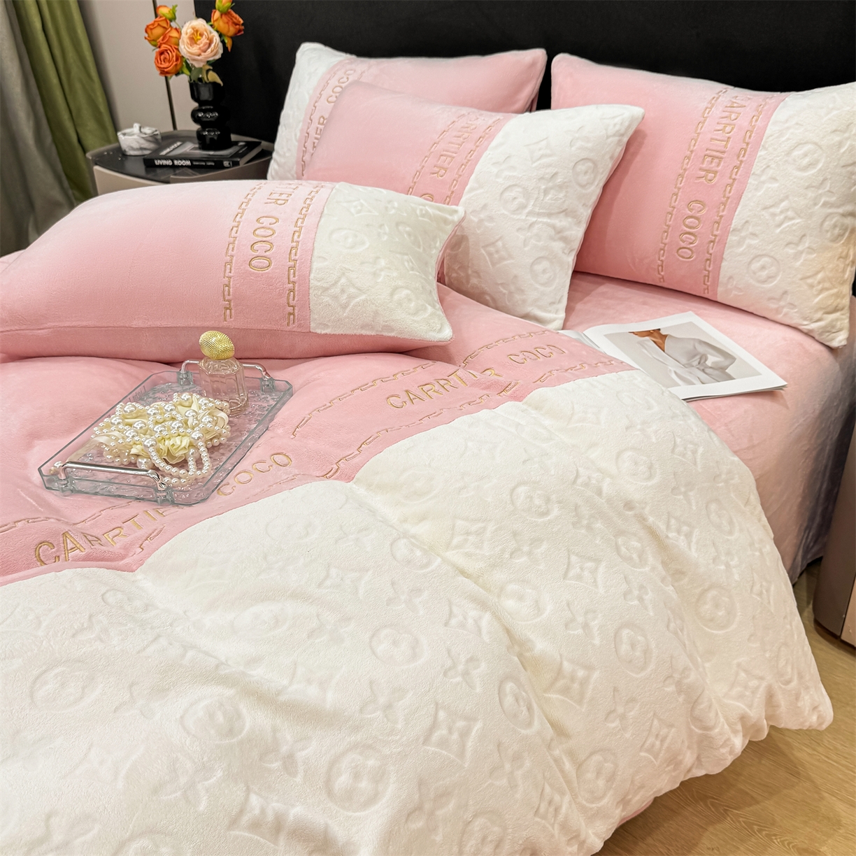 91家纺网 家纺一手货源 找家纺 灰鲸 2025新款牛奶绒拼接刺绣雕花四件套-威登 威登-可可粉