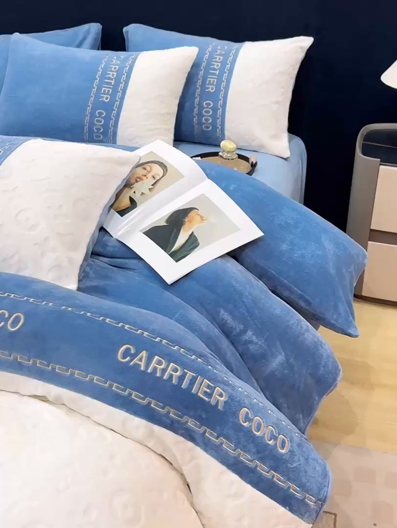 91家纺网 家纺一手货源 找家纺 灰鲸 2025新款牛奶绒拼接刺绣雕花四件套-威登 威登-宾利蓝