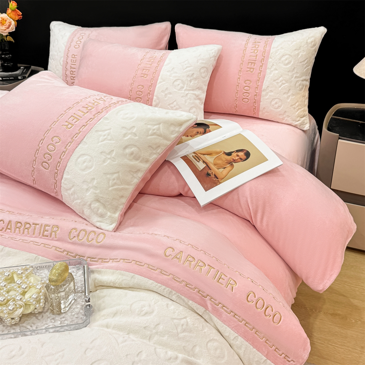 91家纺网 家纺一手货源 找家纺 灰鲸 2025新款牛奶绒拼接刺绣雕花四件套-威登 威登-可可粉