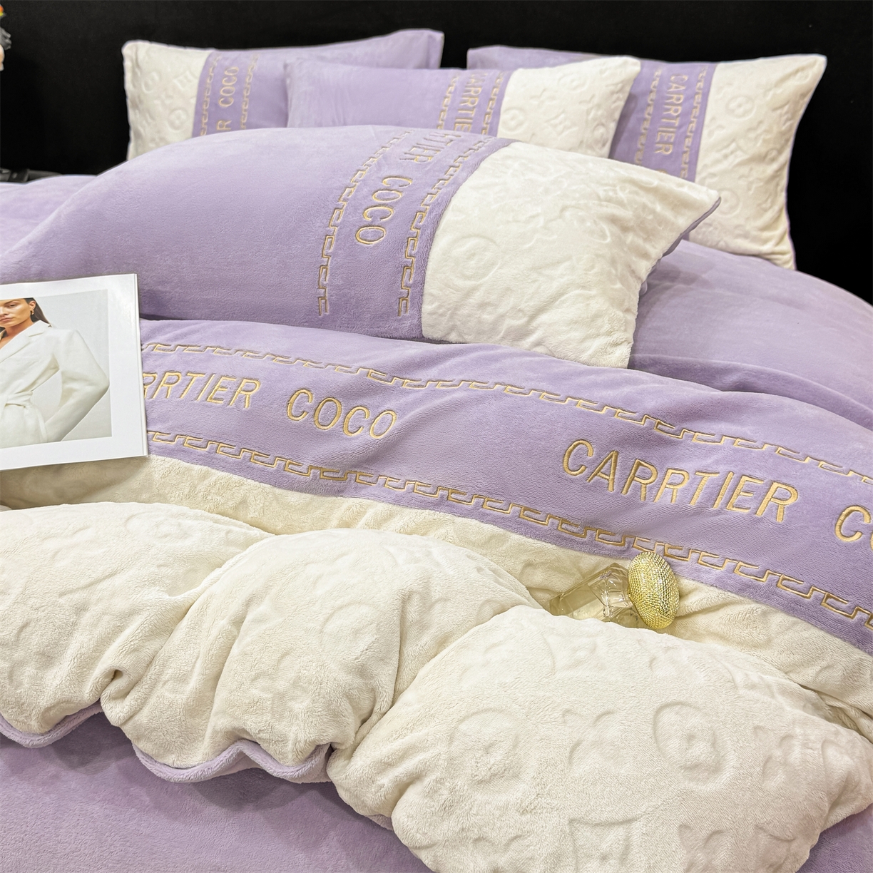 91家纺网 家纺一手货源 找家纺 灰鲸 2025新款牛奶绒拼接刺绣雕花四件套-威登 威登-风铃紫