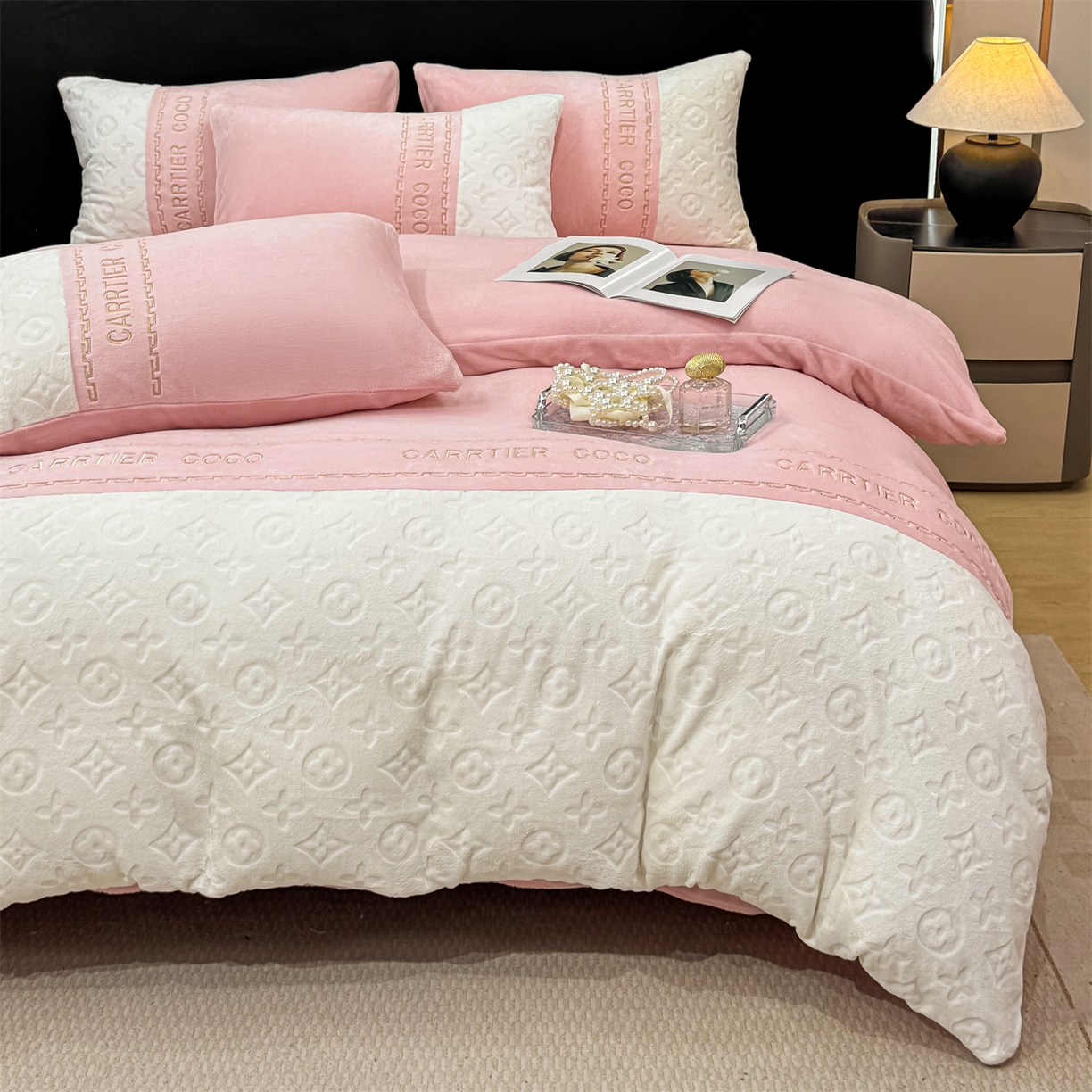 91家纺网 家纺一手货源 找家纺 灰鲸 2025新款牛奶绒拼接刺绣雕花四件套-威登 威登-可可粉