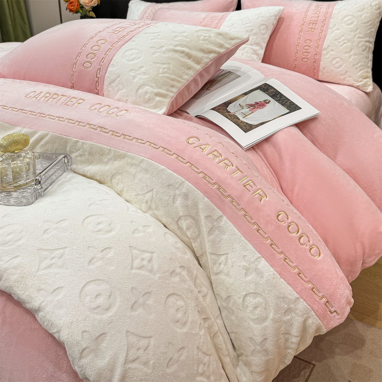 91家纺网 家纺一手货源 找家纺 灰鲸 2025新款牛奶绒拼接刺绣雕花四件套-威登 威登-可可粉