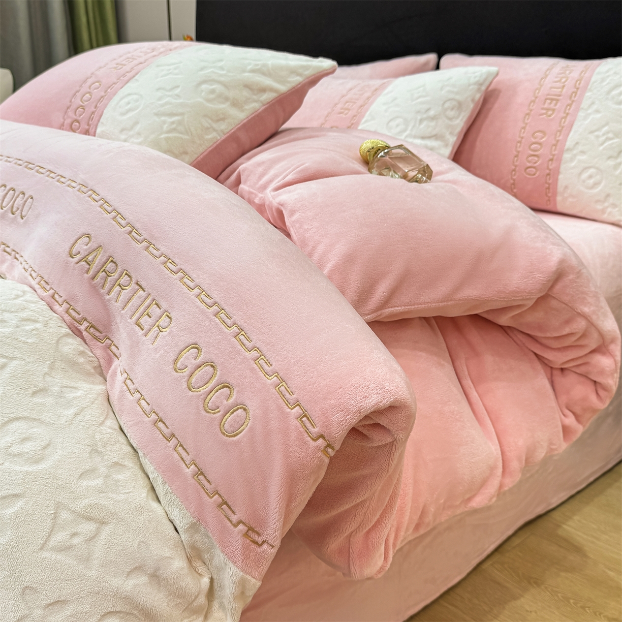 91家纺网 家纺一手货源 找家纺 灰鲸 2025新款牛奶绒拼接刺绣雕花四件套-威登 威登-可可粉