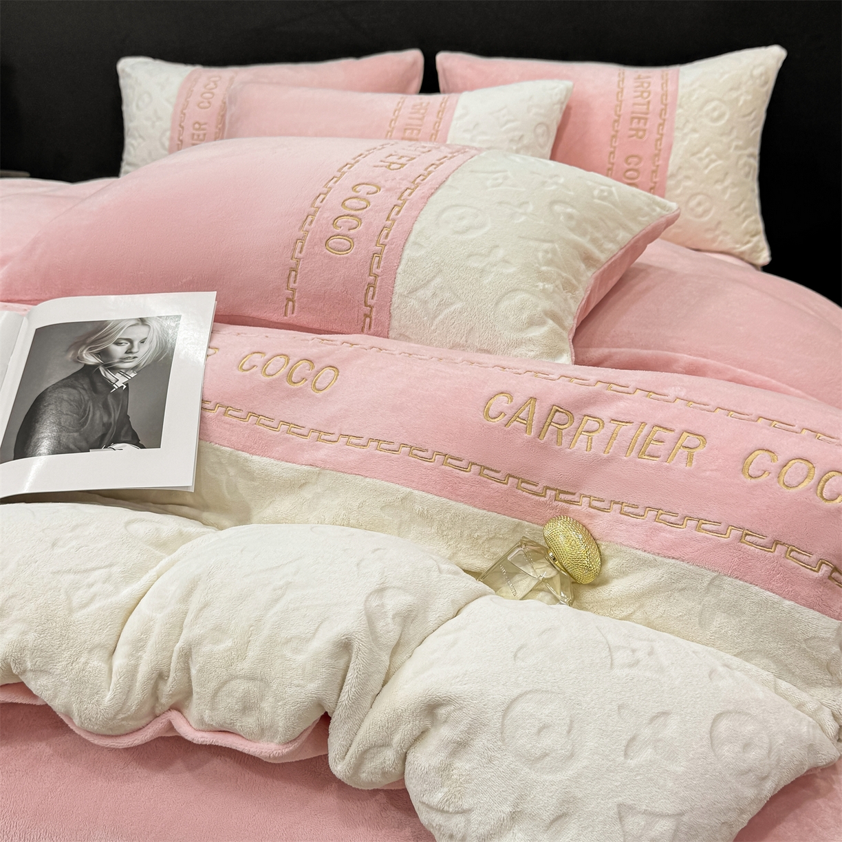 91家纺网 家纺一手货源 找家纺 灰鲸 2025新款牛奶绒拼接刺绣雕花四件套-威登 威登-可可粉