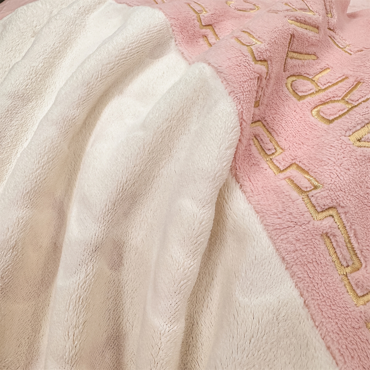 91家纺网 家纺一手货源 找家纺 灰鲸 2025新款牛奶绒拼接刺绣雕花四件套-威登 威登-可可粉