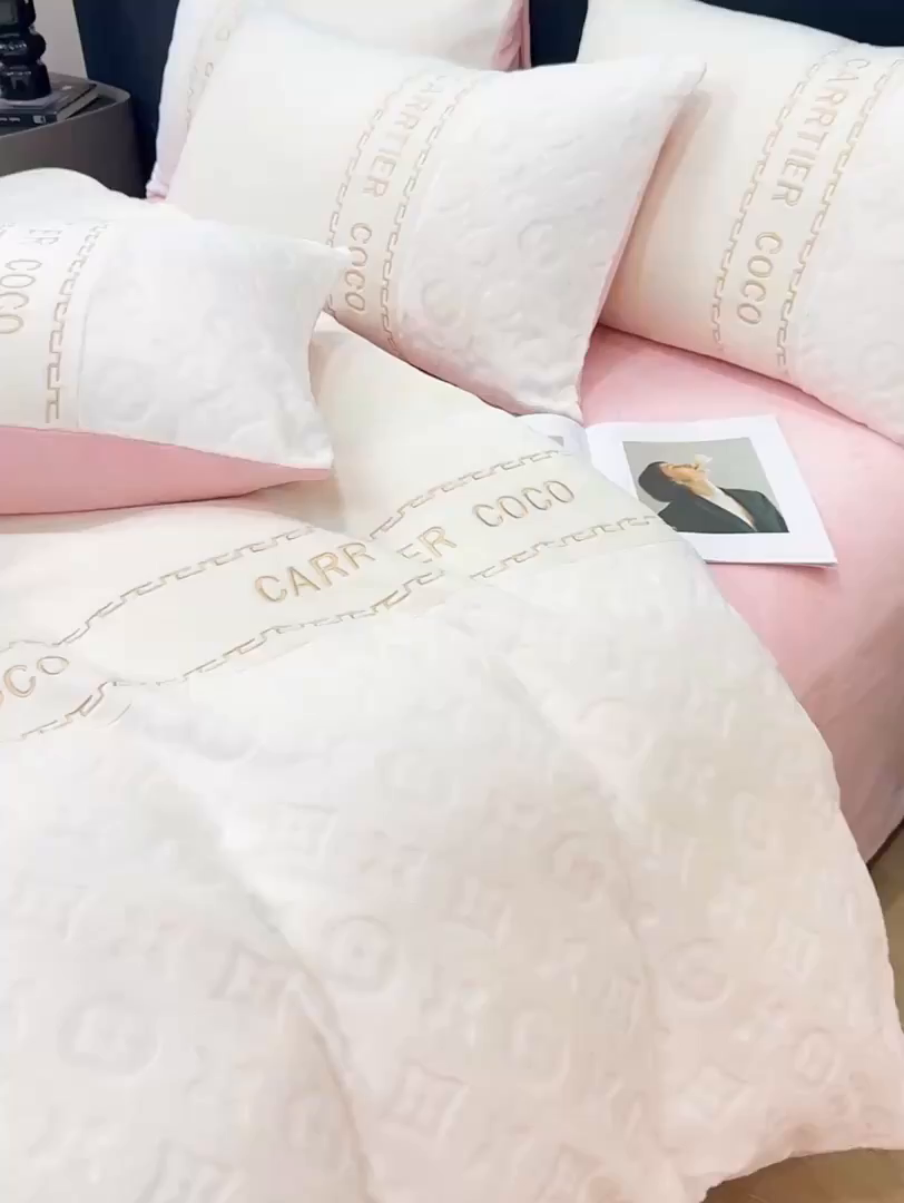 91家纺网 家纺一手货源 找家纺 灰鲸 2025新款牛奶绒拼接刺绣雕花四件套-威登 威登-奶昔白+可可粉