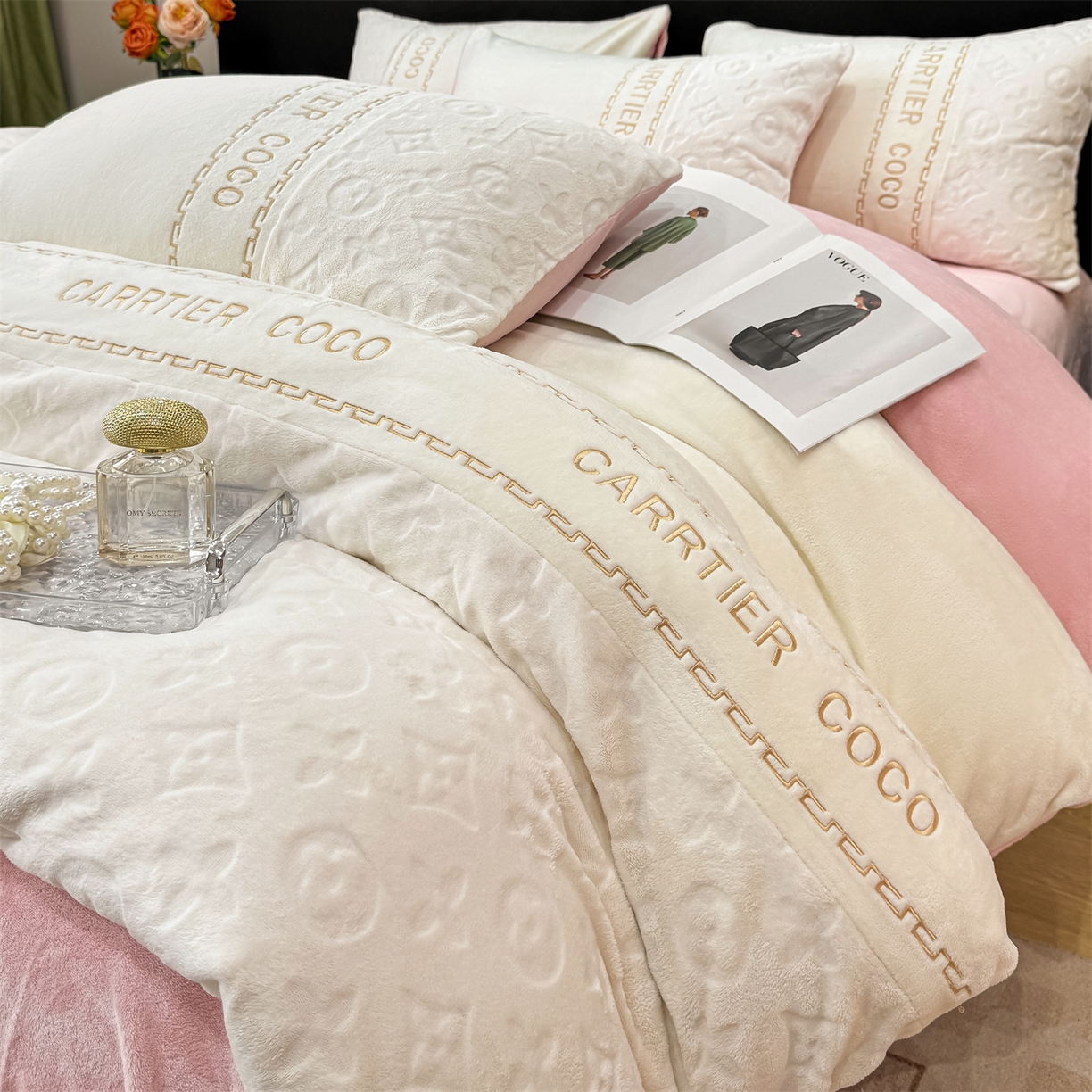 91家纺网 家纺一手货源 找家纺 灰鲸 2025新款牛奶绒拼接刺绣雕花四件套-威登 威登-奶昔白+可可粉