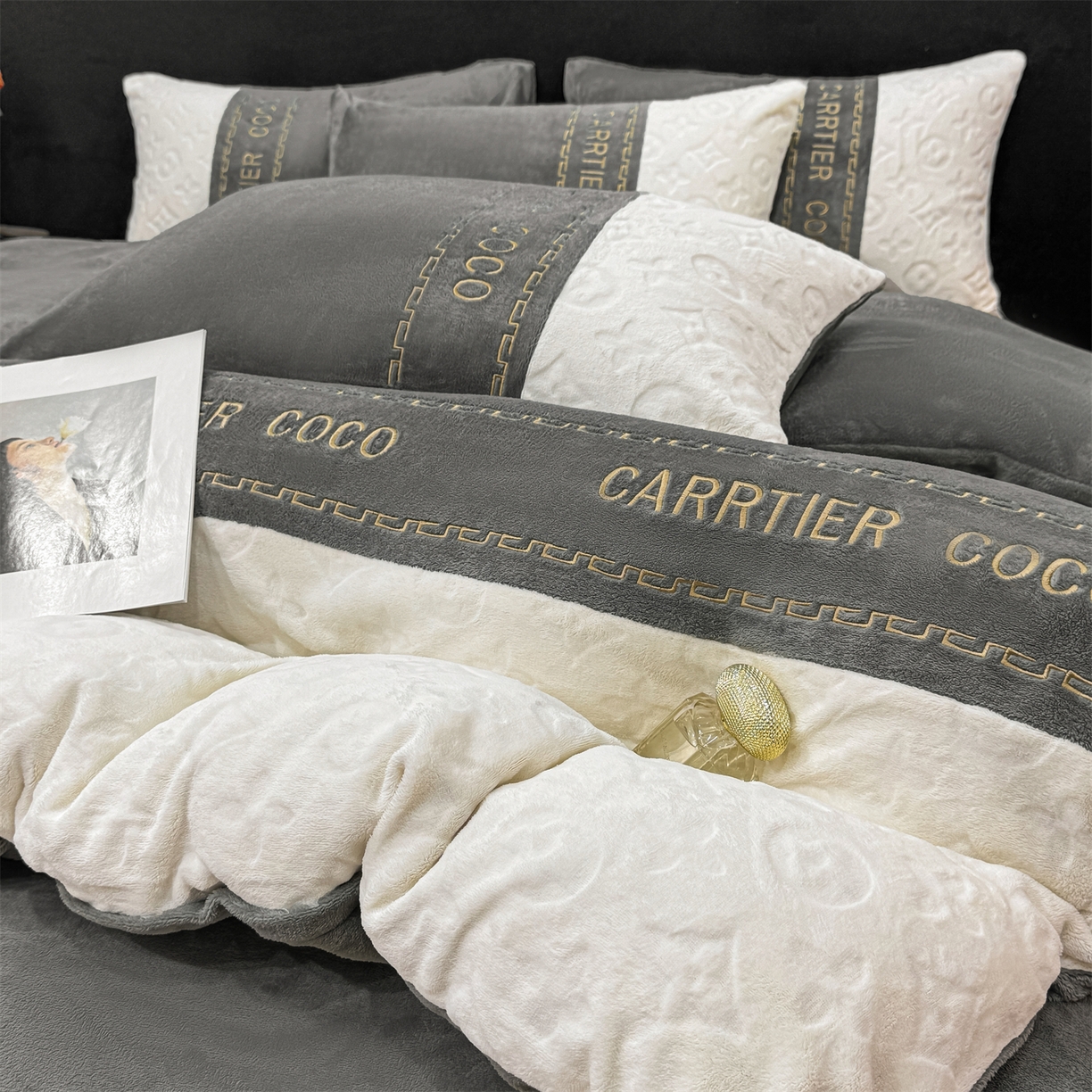 91家纺网 家纺一手货源 找家纺 灰鲸 2025新款牛奶绒拼接刺绣雕花四件套-威登 威登-绅士灰