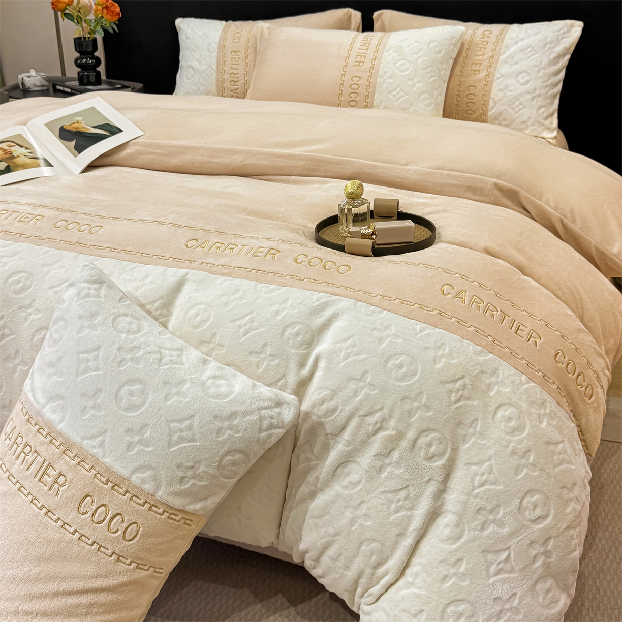 91家纺网 家纺一手货源 找家纺 灰鲸 2025新款牛奶绒拼接刺绣雕花四件套-威登 威登-香槟