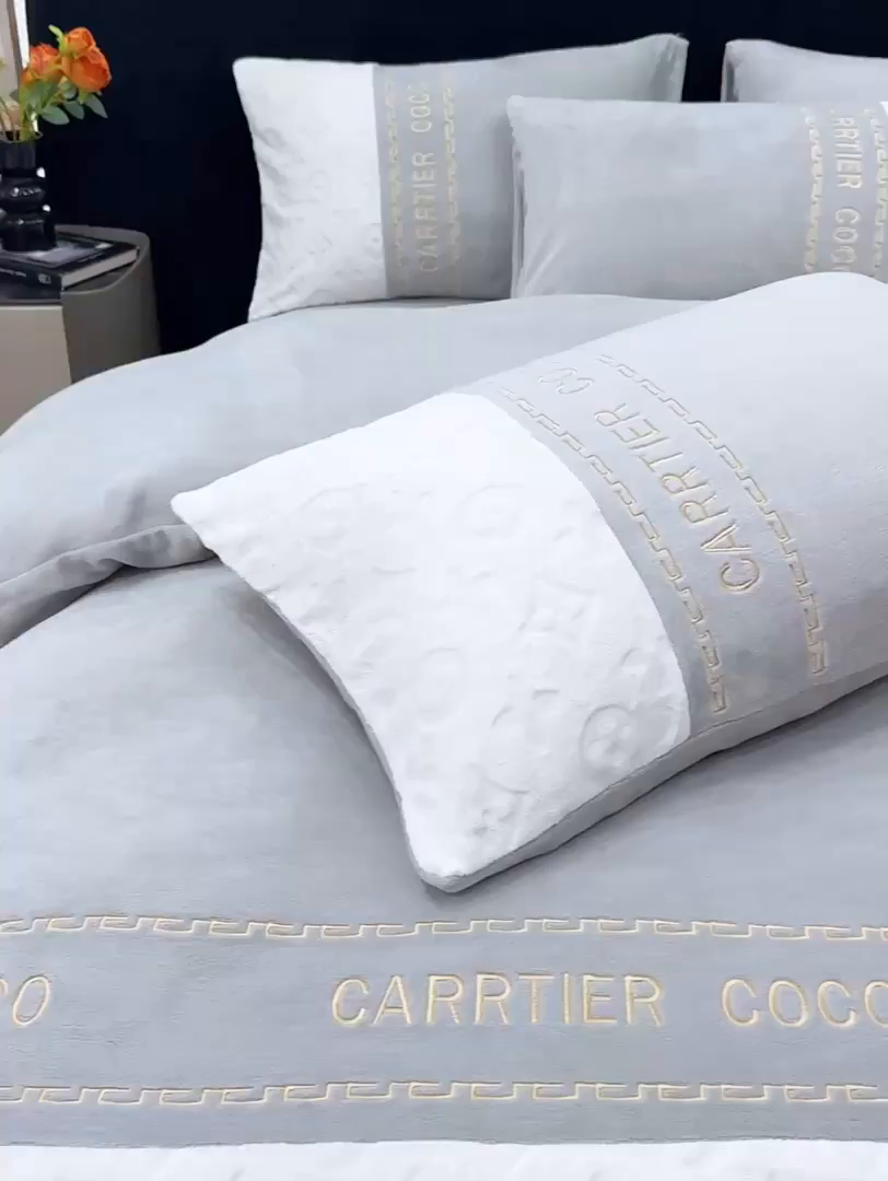 91家纺网 家纺一手货源 找家纺 灰鲸 2025新款牛奶绒拼接刺绣雕花四件套-威登 威登-纳多灰