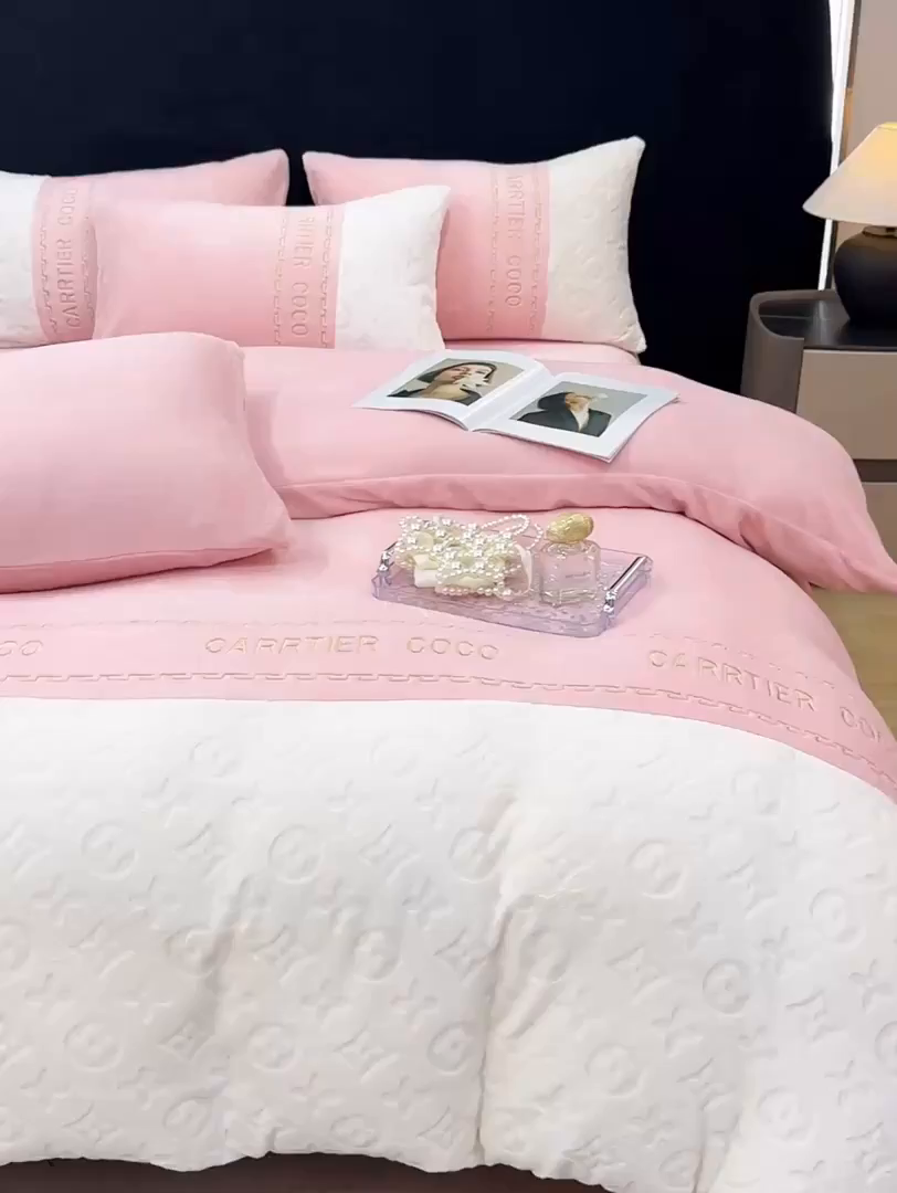 91家纺网 家纺一手货源 找家纺 灰鲸 2025新款牛奶绒拼接刺绣雕花四件套-威登 威登-可可粉