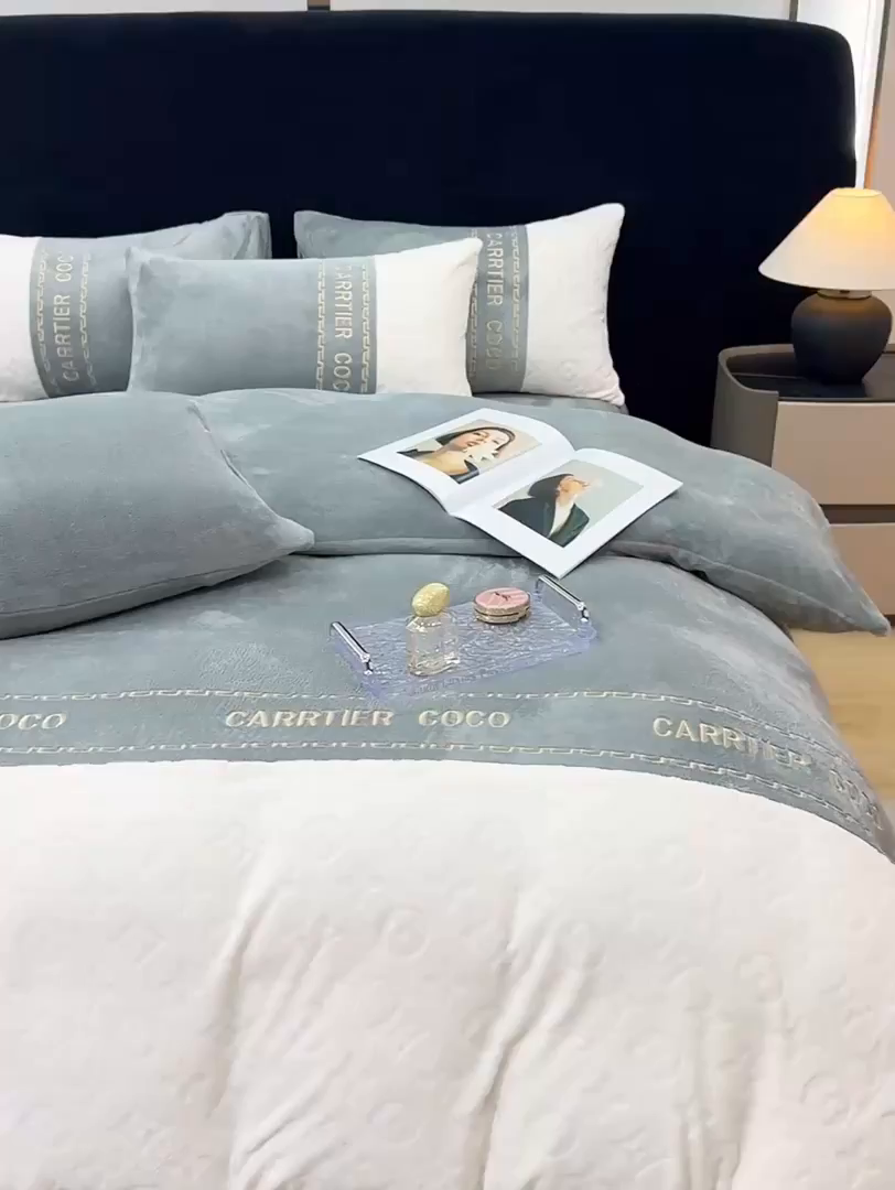 91家纺网 家纺一手货源 找家纺 灰鲸 2025新款牛奶绒拼接刺绣雕花四件套-威登 威登-绅士灰