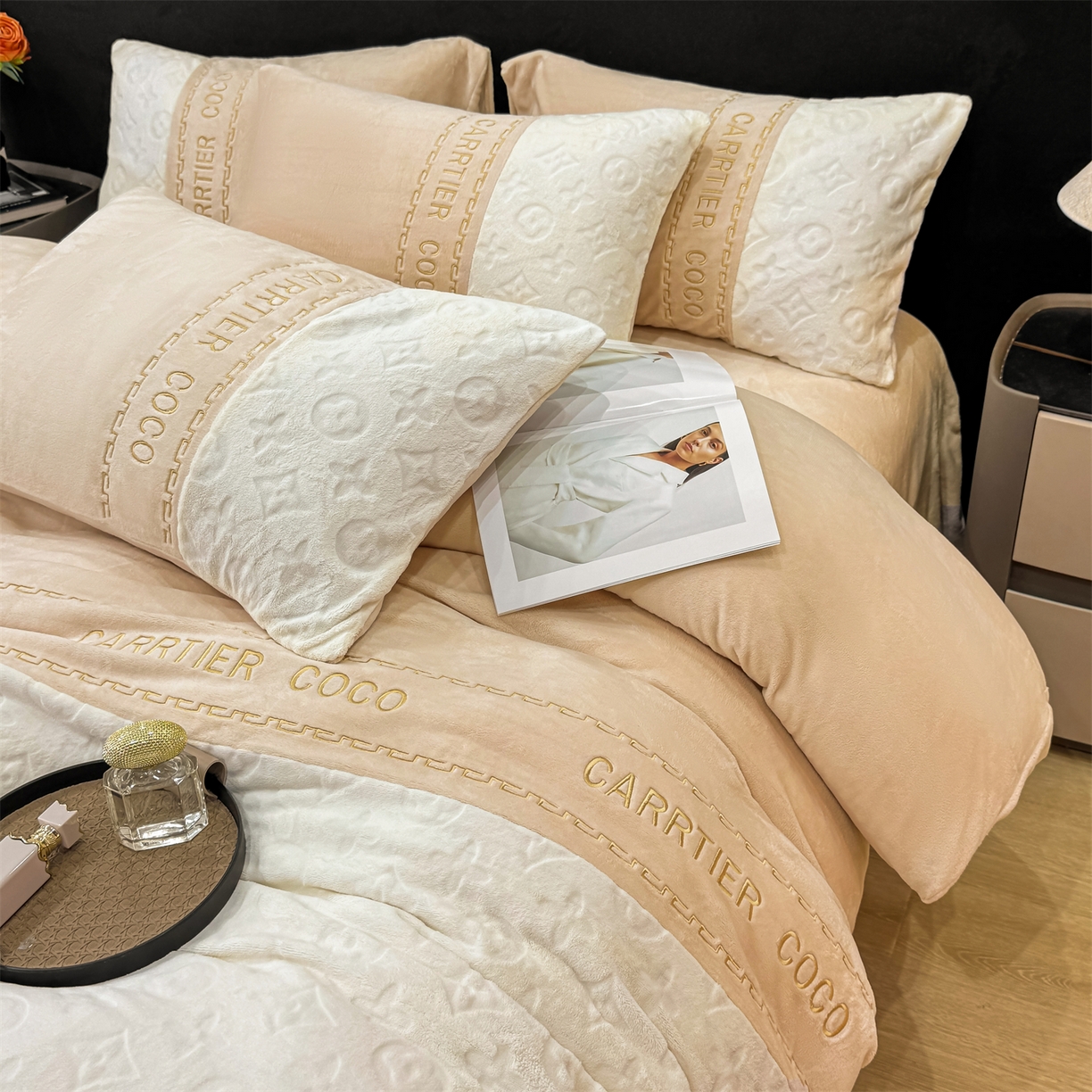 91家纺网 家纺一手货源 找家纺 灰鲸 2025新款牛奶绒拼接刺绣雕花四件套-威登 威登-香槟