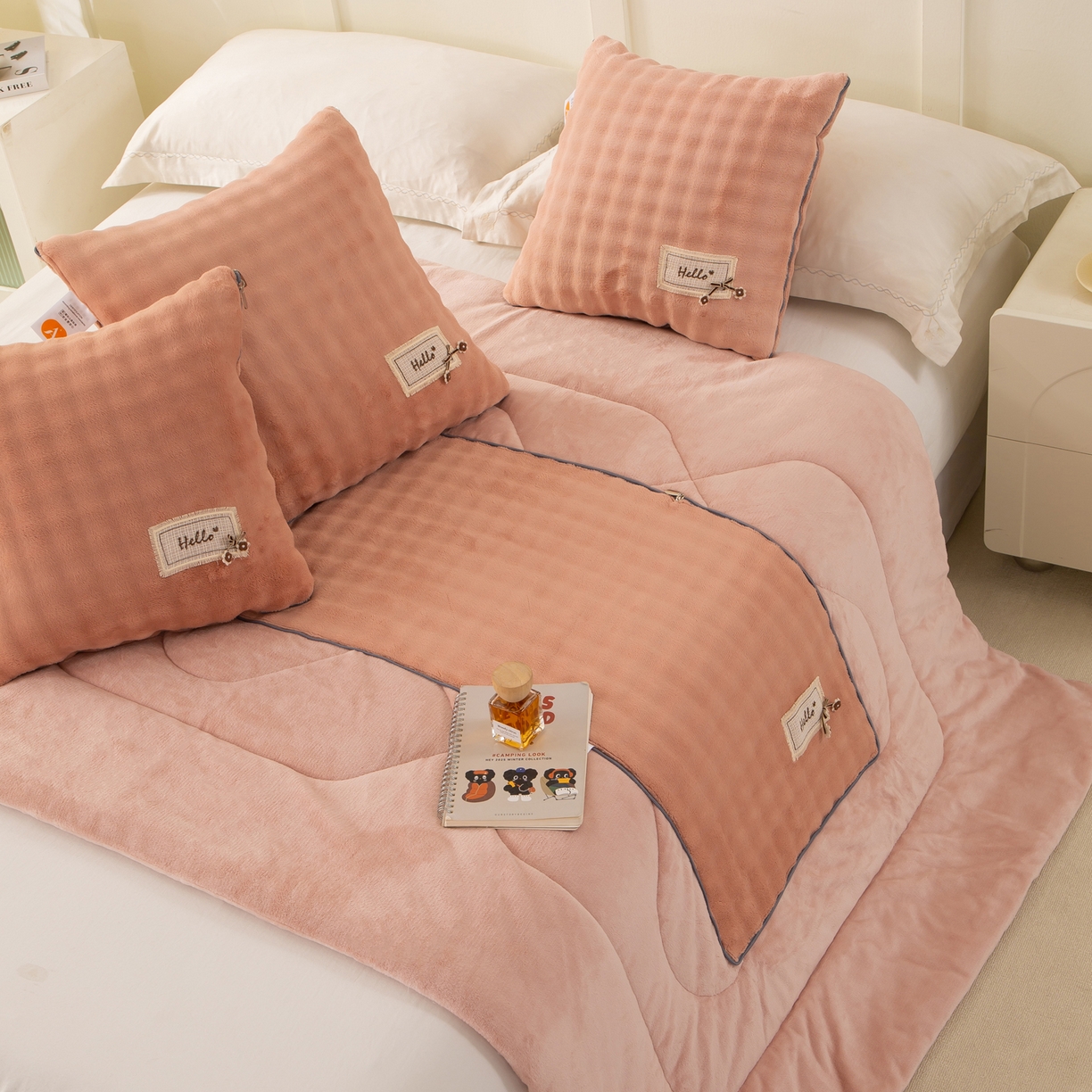 91家纺网 家纺一手货源 找家纺 多今家纺 2025新款牛奶绒贴布抱枕被子-遇见系列 遇见-淡粉