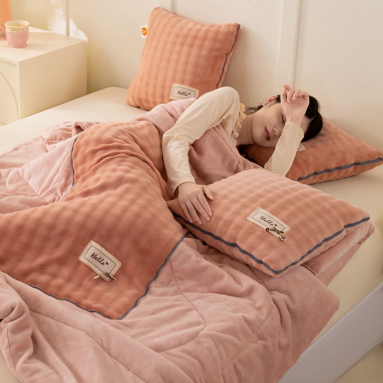 91家纺网 家纺一手货源 找家纺 （总）多今家纺 2025新款牛奶绒贴布抱枕被子-遇见系列