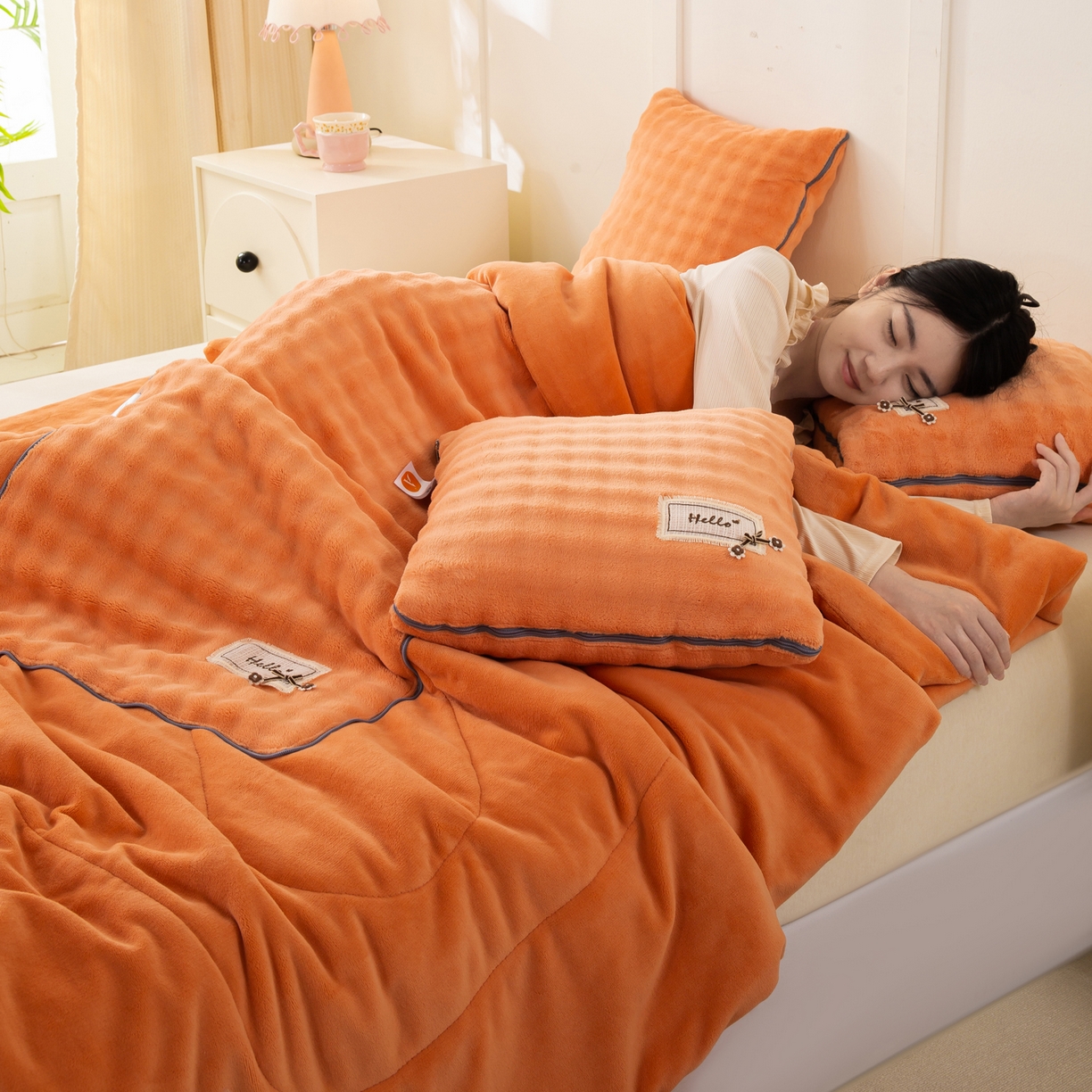 91家纺网 家纺一手货源 找家纺 多今家纺 2025新款牛奶绒贴布抱枕被子-遇见系列 遇见-落霞橙