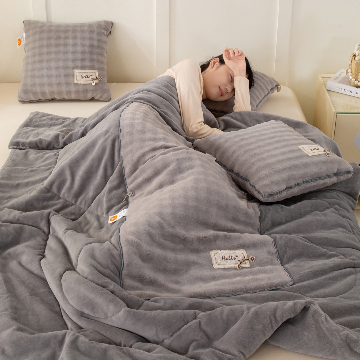 91家纺网 家纺一手货源 找家纺 多今家纺 2025新款牛奶绒贴布抱枕被子-遇见系列 遇见-月光灰