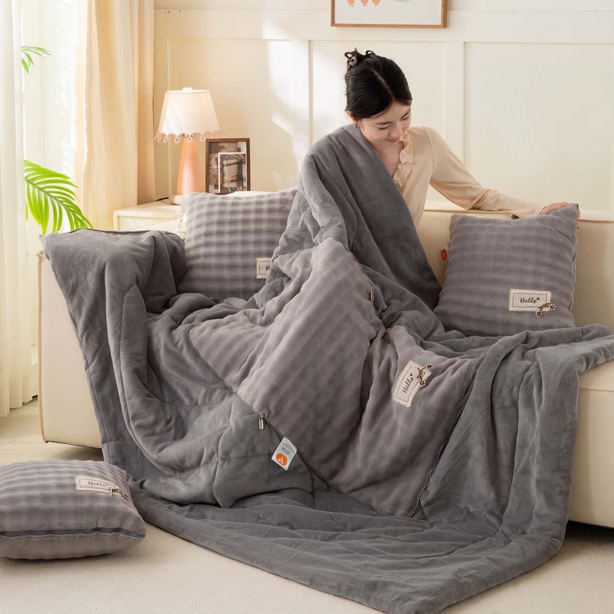 91家纺网 家纺一手货源 找家纺 多今家纺 2025新款牛奶绒贴布抱枕被子-遇见系列 遇见-月光灰