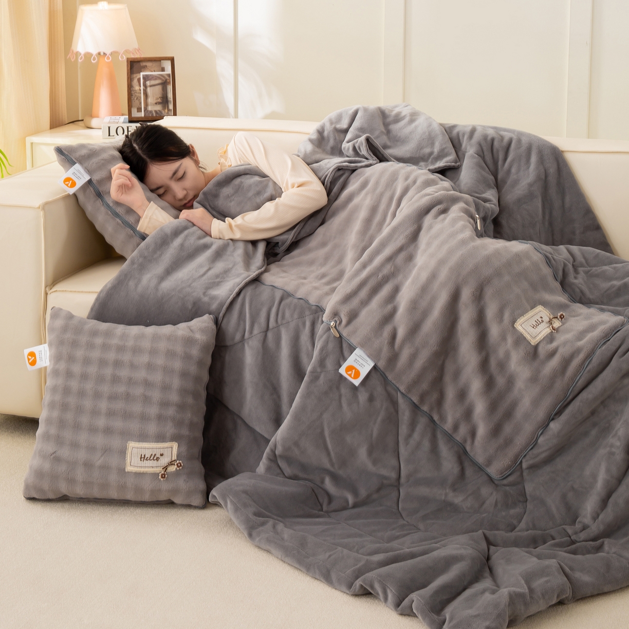 91家纺网 家纺一手货源 找家纺 多今家纺 2025新款牛奶绒贴布抱枕被子-遇见系列 遇见-月光灰