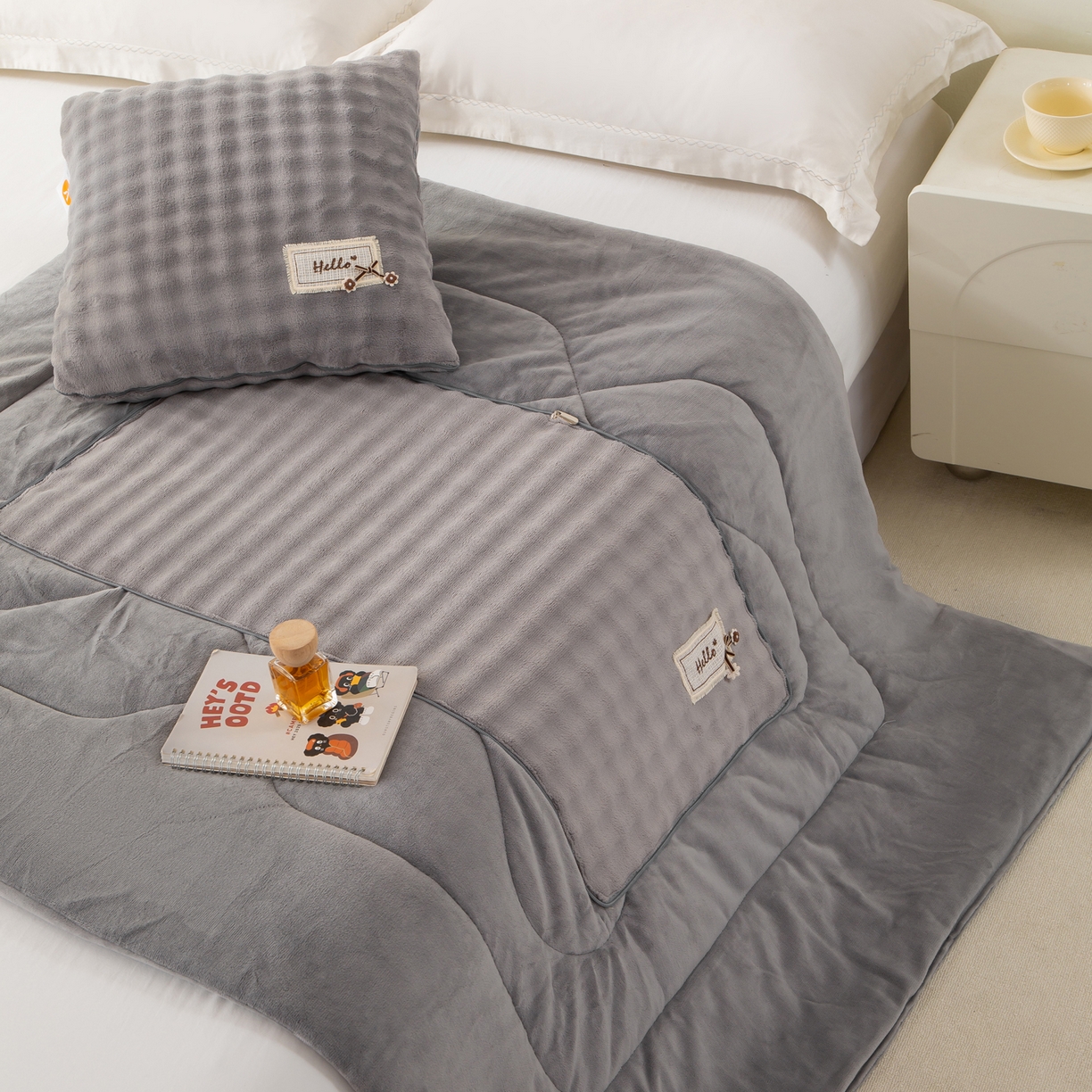 91家纺网 家纺一手货源 找家纺 多今家纺 2025新款牛奶绒贴布抱枕被子-遇见系列 遇见-月光灰