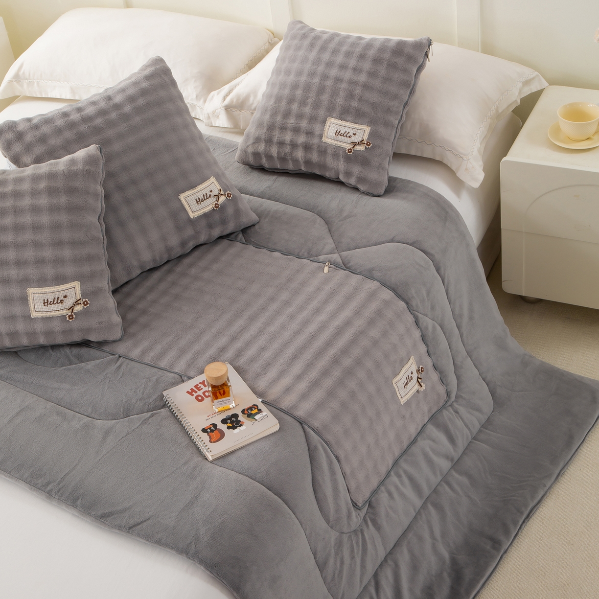 91家纺网 家纺一手货源 找家纺 多今家纺 2025新款牛奶绒贴布抱枕被子-遇见系列 遇见-月光灰