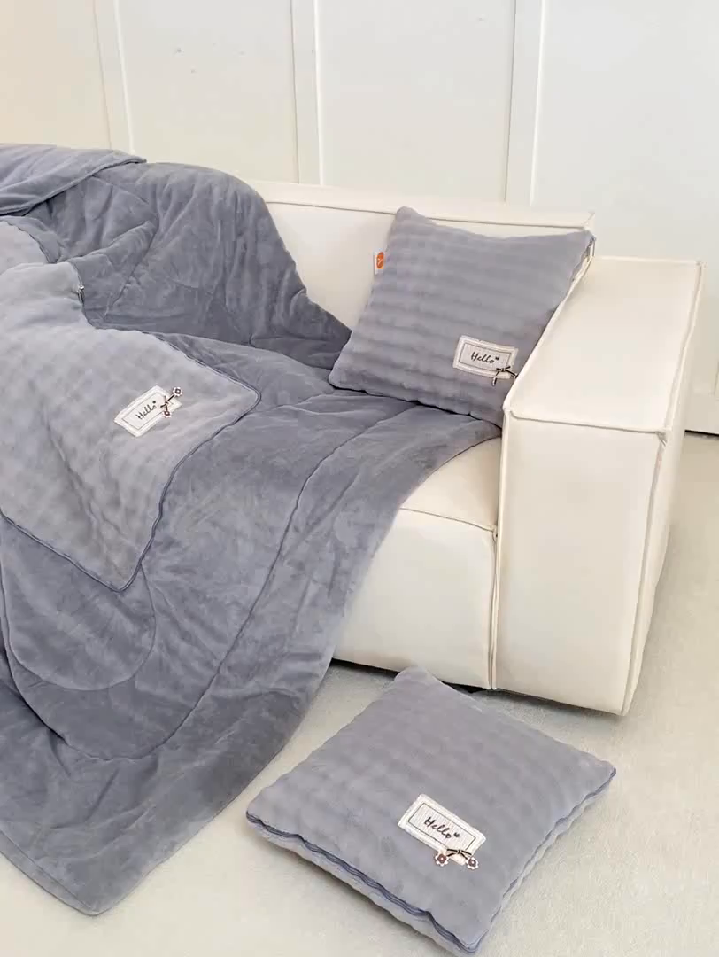 91家纺网 家纺一手货源 找家纺 多今家纺 2025新款牛奶绒贴布抱枕被子-遇见系列 遇见-月光灰