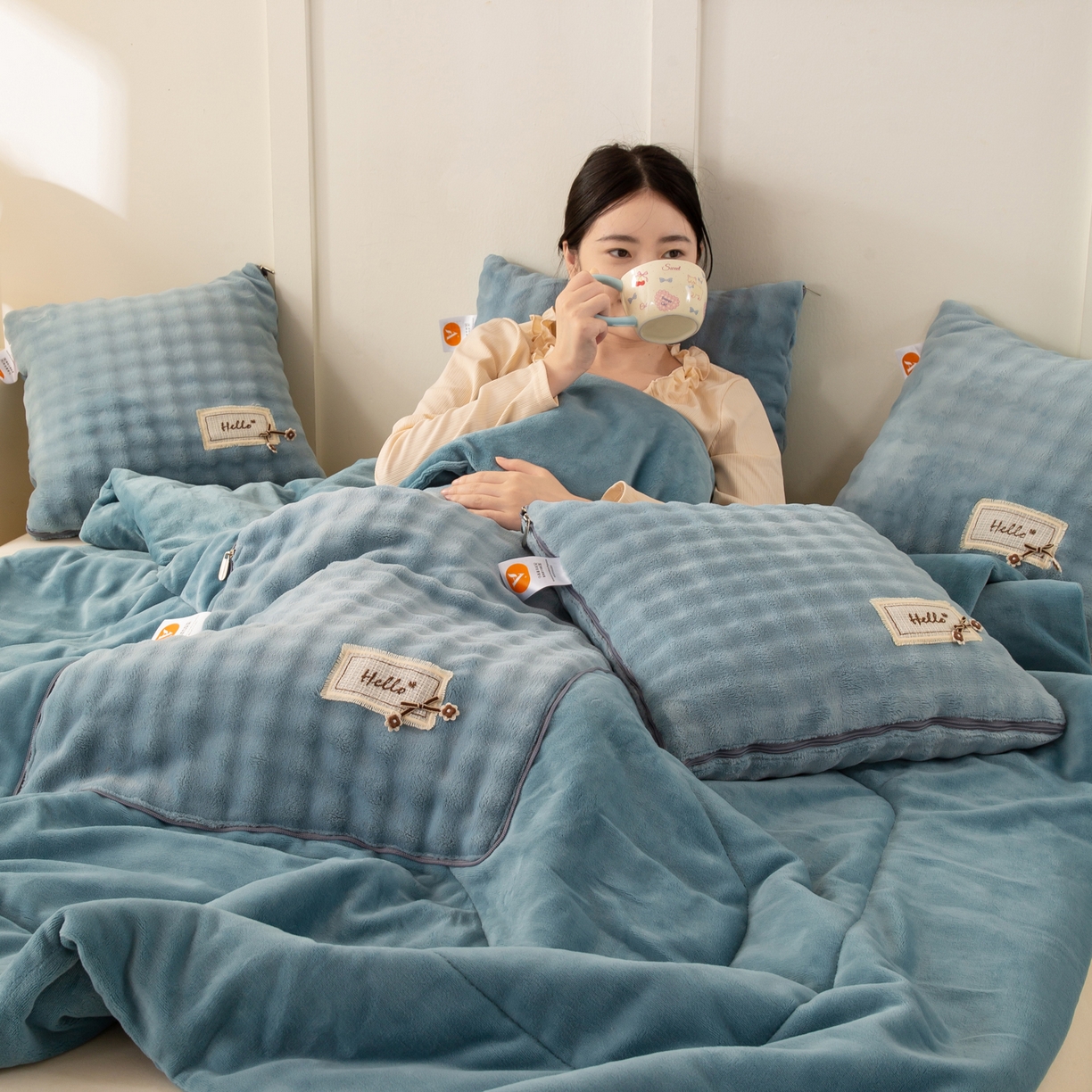 91家纺网 家纺一手货源 找家纺 多今家纺 2025新款牛奶绒贴布抱枕被子-遇见系列 遇见-天空蓝