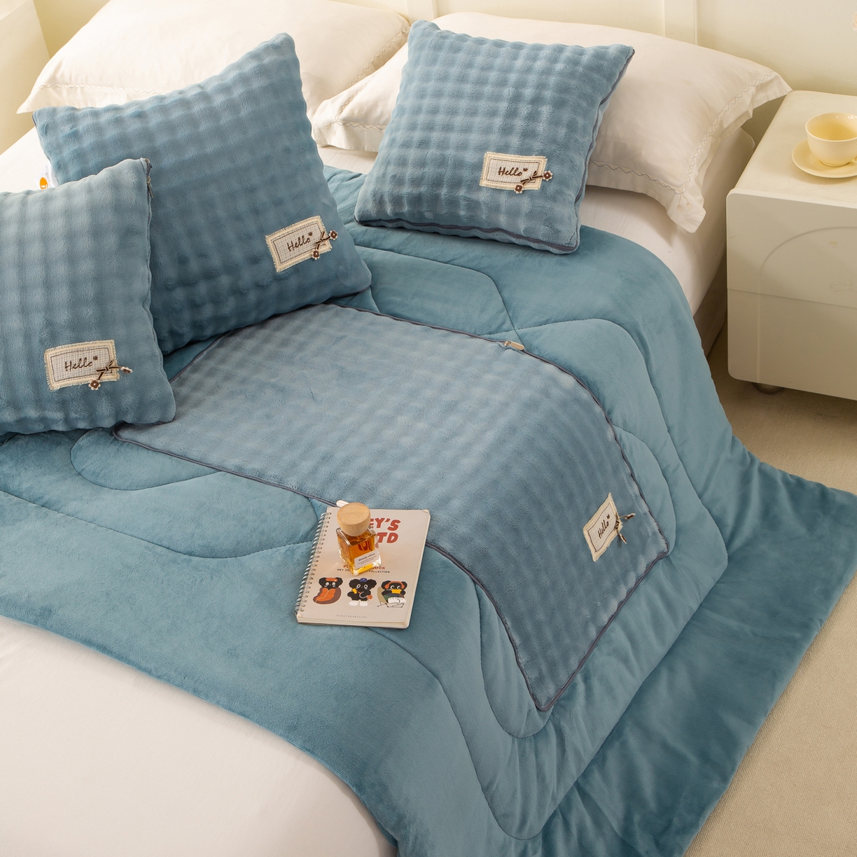 91家纺网 家纺一手货源 找家纺 多今家纺 2025新款牛奶绒贴布抱枕被子-遇见系列 遇见-天空蓝