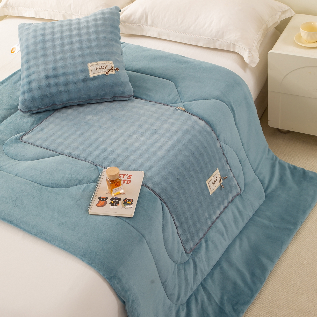 91家纺网 家纺一手货源 找家纺 多今家纺 2025新款牛奶绒贴布抱枕被子-遇见系列 遇见-天空蓝