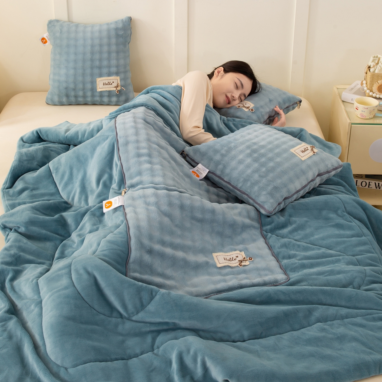 91家纺网 家纺一手货源 找家纺 多今家纺 2025新款牛奶绒贴布抱枕被子-遇见系列 遇见-天空蓝