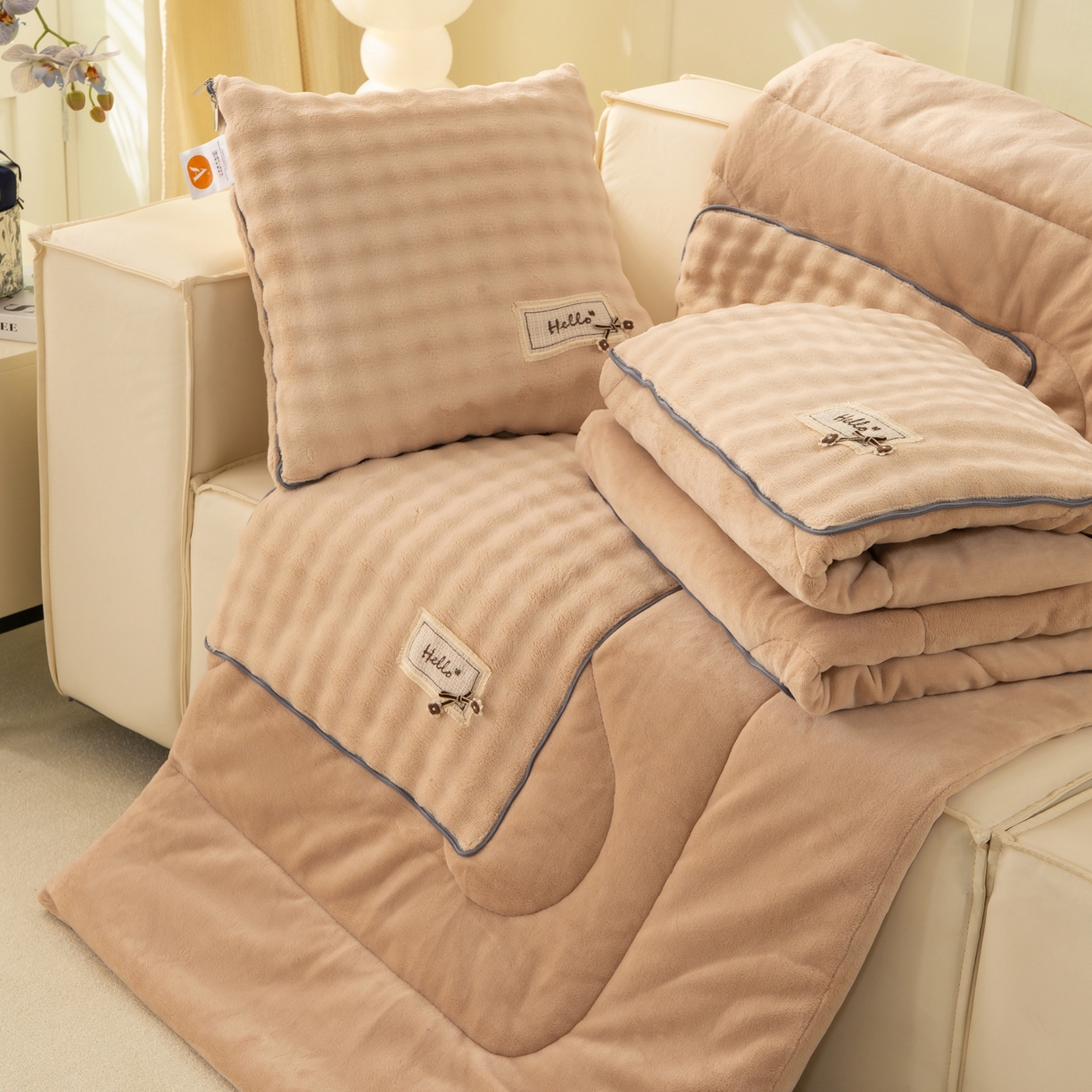 91家纺网 家纺一手货源 找家纺 多今家纺 2025新款牛奶绒贴布抱枕被子-遇见系列 遇见-象牙黄