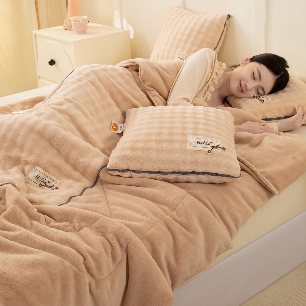 91家纺网 家纺一手货源 找家纺 多今家纺 2025新款牛奶绒贴布抱枕被子-遇见系列 遇见-象牙黄